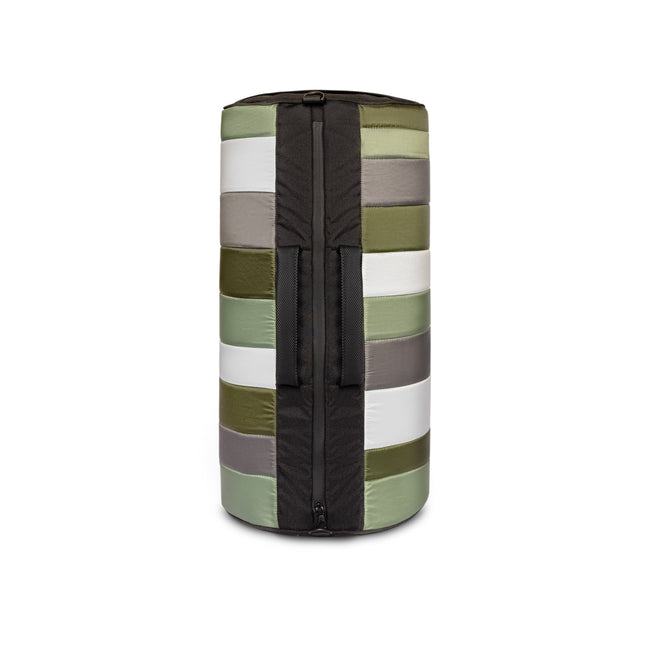 Sac week-end imperméable 25L, ultra léger et fonctionnel. Chaque modèle est une pièce unique, fabriquée en France à partir de toiles de tente revalorisées. Pour voyager autrement.