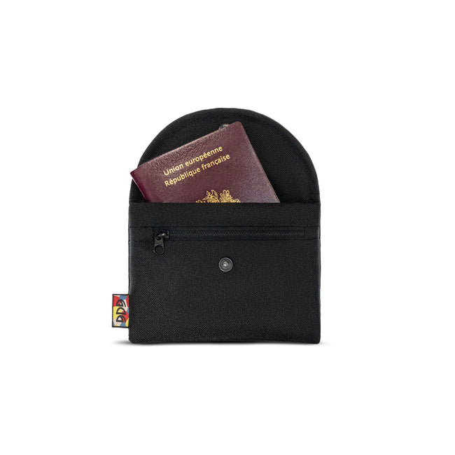 Étui pour passeport imperméable, conçu pour le voyage. Deux compartiments pratiques, dont un zippé pour documents essentiels. Fabriqué en France.