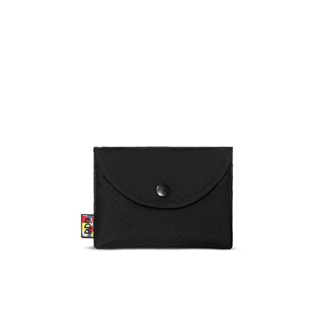 Étui pour passeport imperméable, conçu pour le voyage. Deux compartiments pratiques, dont un zippé pour documents essentiels. Fabriqué en France.