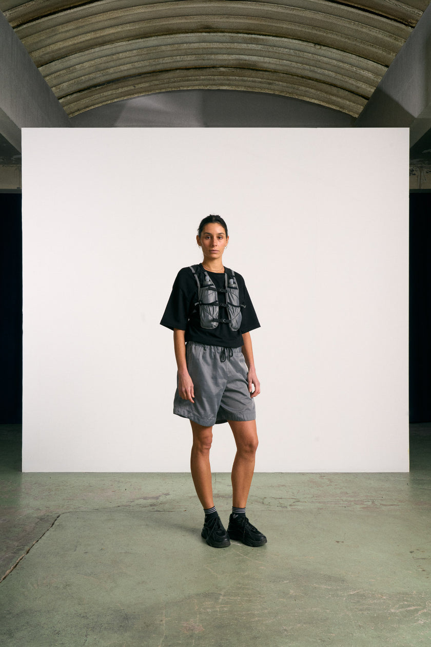 Gilet d’hydratation trail ultra léger, conçu pour l’effort sur les longues distance. Poches plaquées, attaches modulables et liberté de mouvement. Fabriqué en petite série en France à partir de toiles de tente revalorisées.