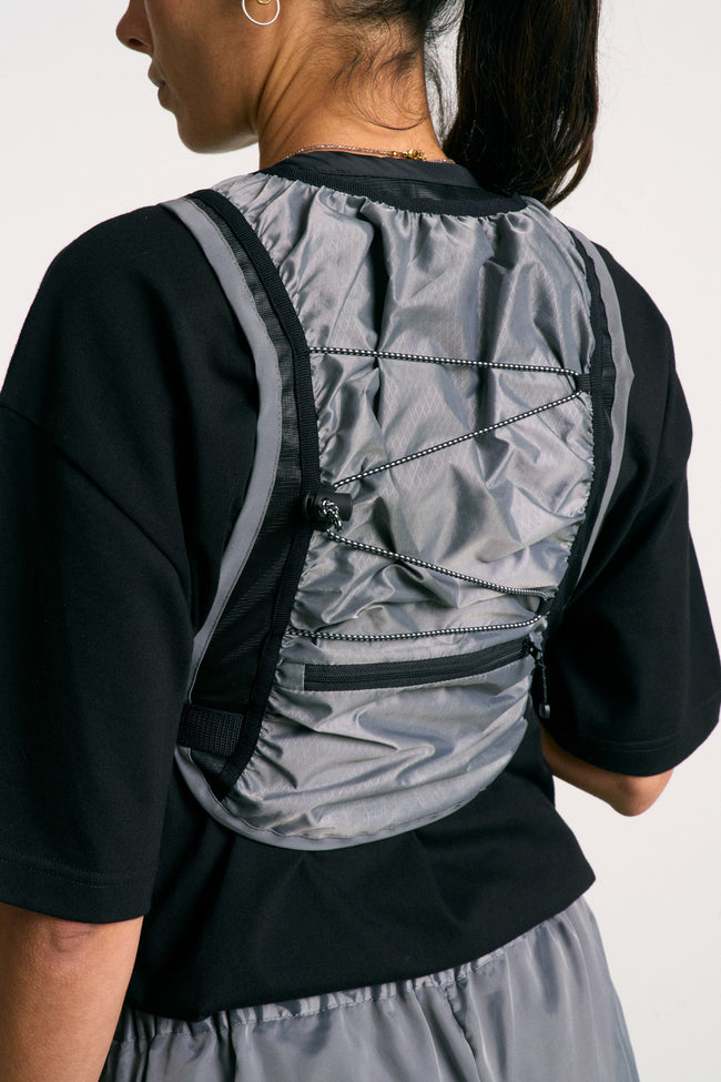 Gilet d’hydratation trail ultra léger, conçu pour l’effort sur les longues distance. Poches plaquées, attaches modulables et liberté de mouvement. Fabriqué en petite série en France à partir de toiles de tente revalorisées.