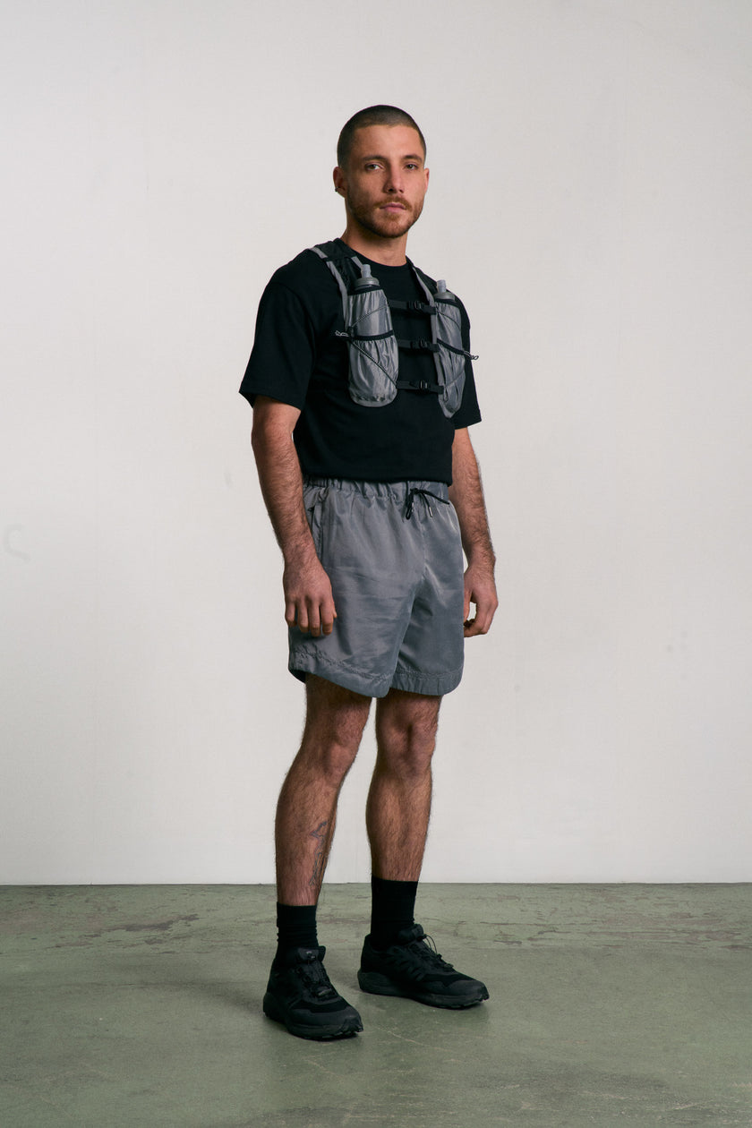 Gilet d’hydratation trail ultra léger, conçu pour l’effort sur les longues distance. Poches plaquées, attaches modulables et liberté de mouvement. Fabriqué en petite série en France à partir de toiles de tente revalorisées.