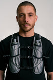 Gilet d’hydratation trail ultra léger, conçu pour l’effort sur les longues distance. Poches plaquées, attaches modulables et liberté de mouvement. Fabriqué en petite série en France à partir de toiles de tente revalorisées.
