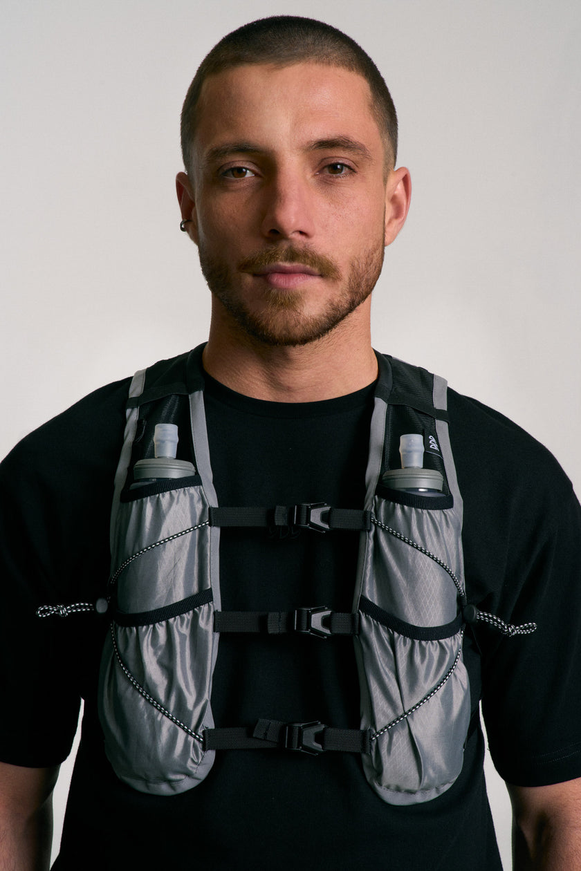 Gilet d’hydratation trail ultra léger, conçu pour l’effort sur les longues distance. Poches plaquées, attaches modulables et liberté de mouvement. Fabriqué en petite série en France à partir de toiles de tente revalorisées.