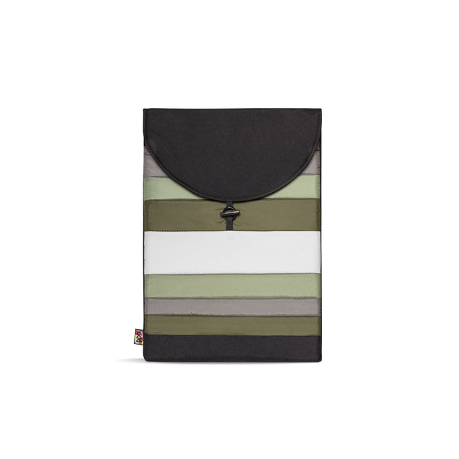 Housse imperméable matelassée pour ordinateur portable, avec fermeture à rabat et poche zippée. Chaque pièce est unique, fabriquée en France à partir de toiles de tente revalorisées.