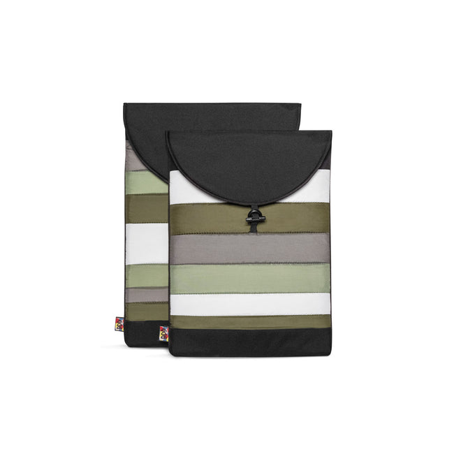 Housse imperméable matelassée pour ordinateur portable, avec fermeture à rabat et poche zippée. Chaque pièce est unique, fabriquée en France à partir de toiles de tente revalorisées.