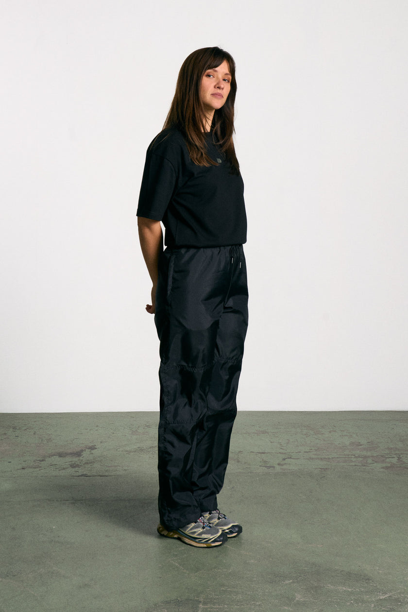 Pantalon unisexe coupe droite – toile souple issue de toiles de tente. Coloris limités. Fabrication soignée.