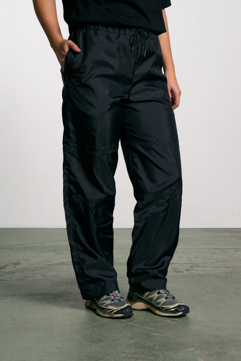 Pantalon unisexe coupe droite – toile souple issue de toiles de tente. Coloris limités. Fabrication soignée.