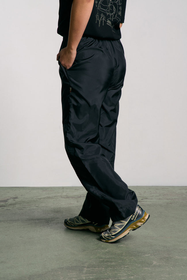 Pantalon unisexe coupe droite – toile souple issue de toiles de tente. Coloris limités. Fabrication soignée.