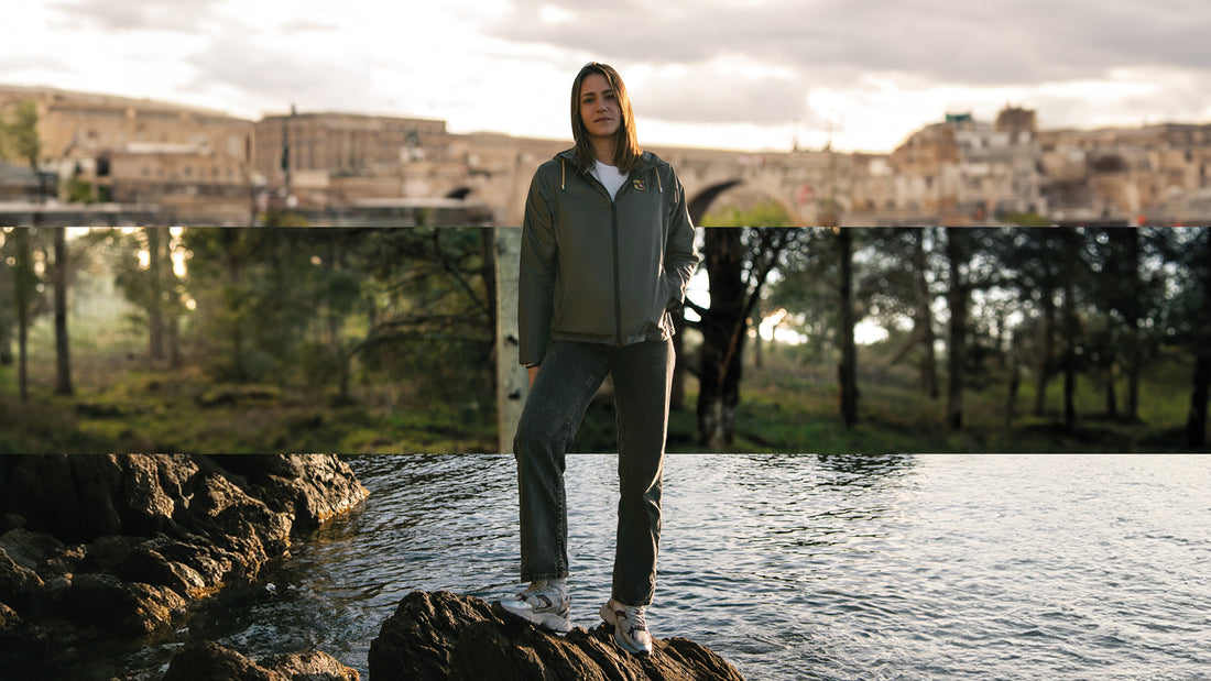 L'image de couverture de cette vidéo présente une modèle avec une softshell graphite devant trois paysages découpés en bandes