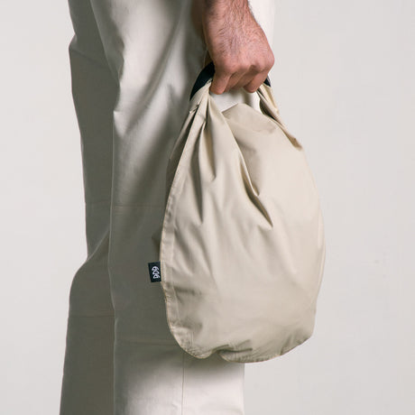 Sac étanche organisateur conçu pour le voyage. Réalisé en toile de tente imperméable avec coutures étanchées, il protège efficacement vêtements et équipements contre l'humidité.