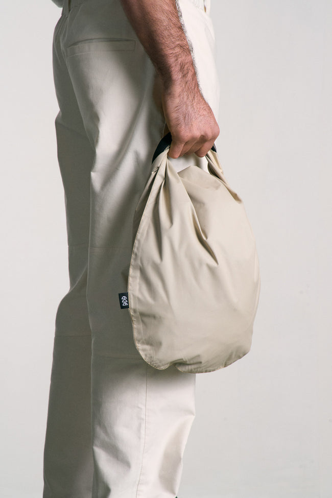 Sac étanche organisateur conçu pour le voyage. Réalisé en toile de tente imperméable avec coutures étanchées, il protège efficacement vêtements et équipements contre l'humidité.