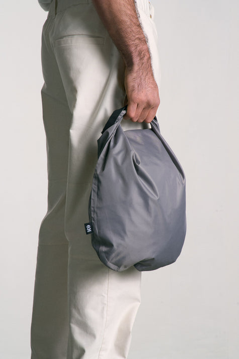 Sac étanche organisateur conçu pour le voyage. Réalisé en toile de tente imperméable avec coutures étanchées, il protège efficacement vêtements et équipements contre l'humidité.