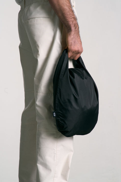 Sac étanche organisateur conçu pour le voyage. Réalisé en toile de tente imperméable avec coutures étanchées, il protège efficacement vêtements et équipements contre l'humidité.