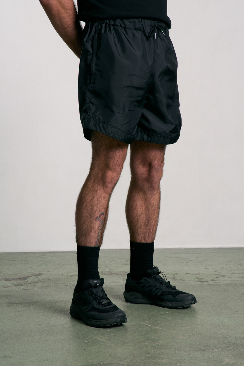 Shot de sport unisexe fabriqué à partir de toiles de tente. Coloris limités. Fabrication soignée.