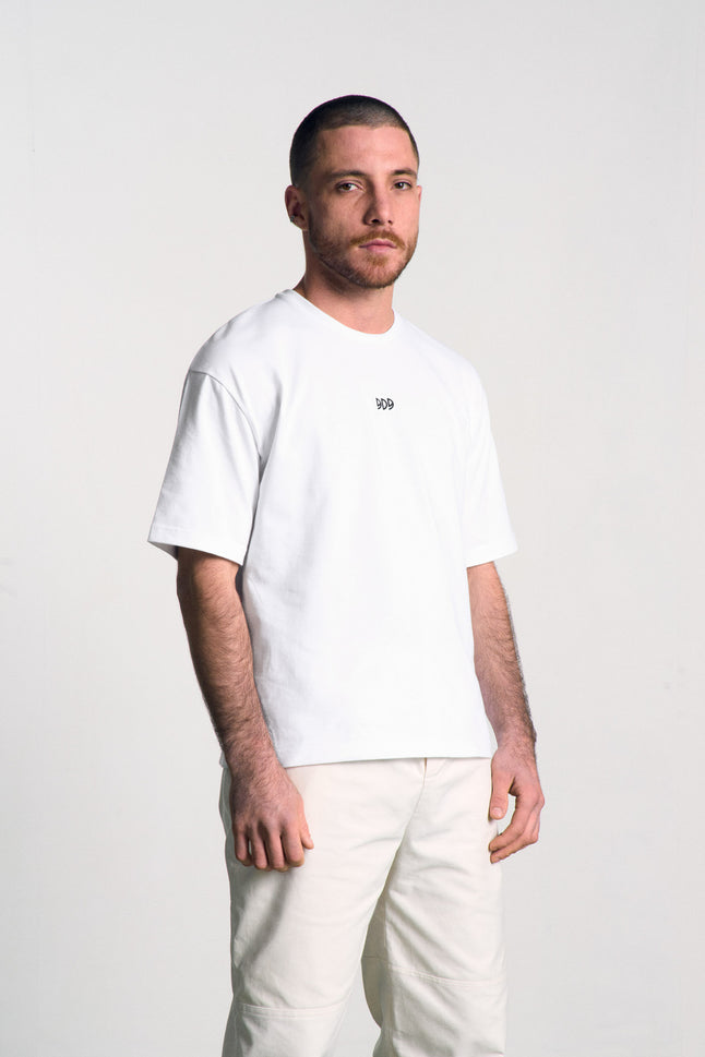 Tee-shirt unisexe en coton biologique de qualité, fabriqué en France en petite série à partir de stocks dormants. Confort durable, coupe large et courte, design original.