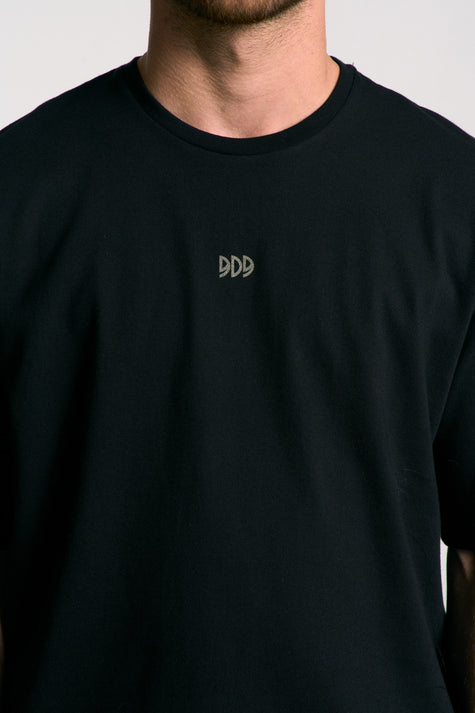 Tee-shirt unisexe en coton biologique de qualité, fabriqué en France en petite série à partir de stocks dormants. Confort durable, coupe large et courte, design original.