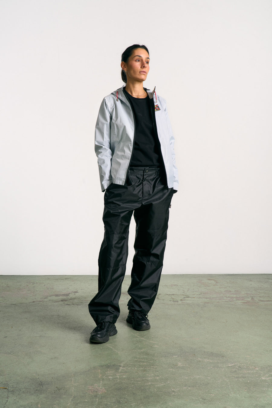 Veste imperméable, légère et résistante, fabriquée en toile de tente upcyclée. Doublure jacquard recyclée. Édition limitée.
