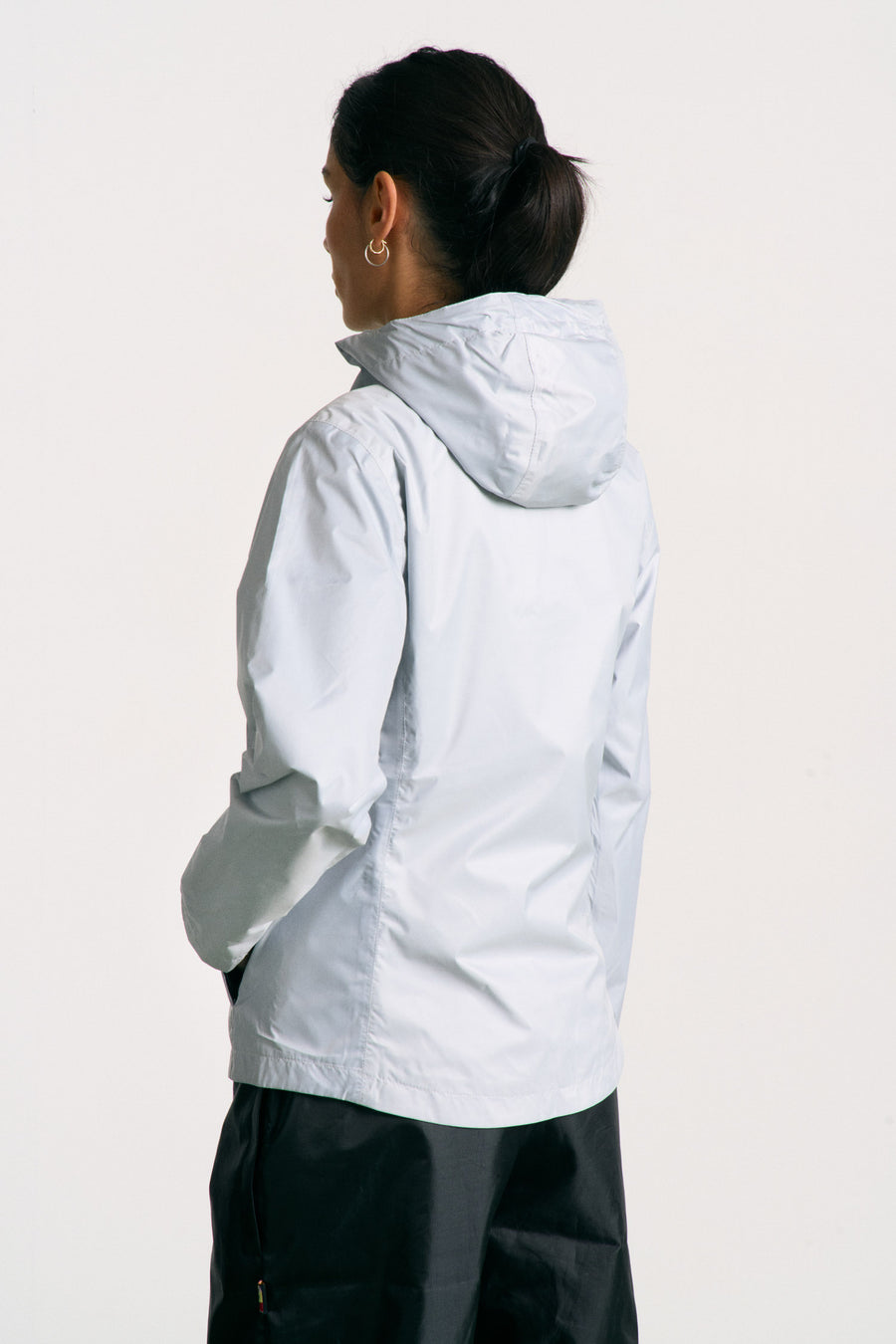 Veste imperméable, légère et résistante, fabriquée en toile de tente upcyclée. Doublure jacquard recyclée. Édition limitée.