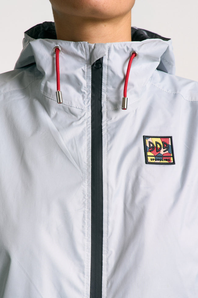 Veste imperméable, légère et résistante, fabriquée en toile de tente upcyclée. Doublure jacquard recyclée. Édition limitée.