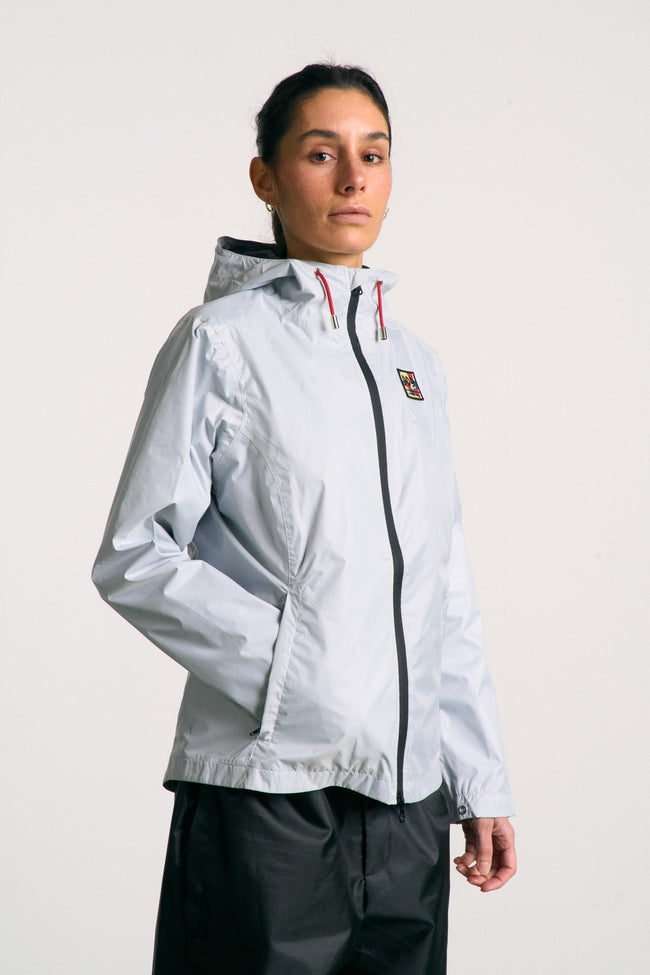 Veste imperméable, légère et résistante, fabriquée en toile de tente upcyclée. Doublure jacquard recyclée. Édition limitée.