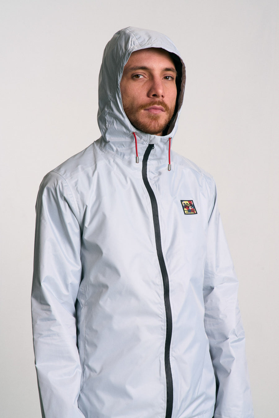 Veste imperméable, légère et résistante, fabriquée en toile de tente upcyclée. Doublure jacquard recyclée. Édition limitée.