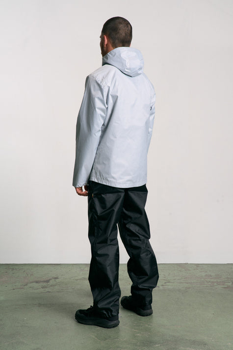 Veste imperméable, légère et résistante, fabriquée en toile de tente upcyclée. Doublure jacquard recyclée. Édition limitée.
