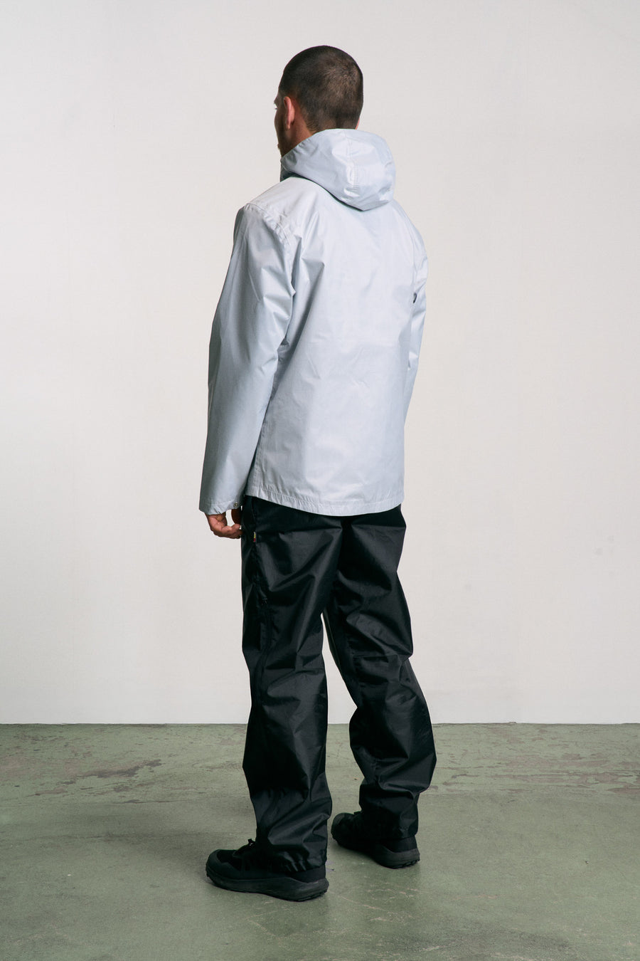 Veste imperméable, légère et résistante, fabriquée en toile de tente upcyclée. Doublure jacquard recyclée. Édition limitée.