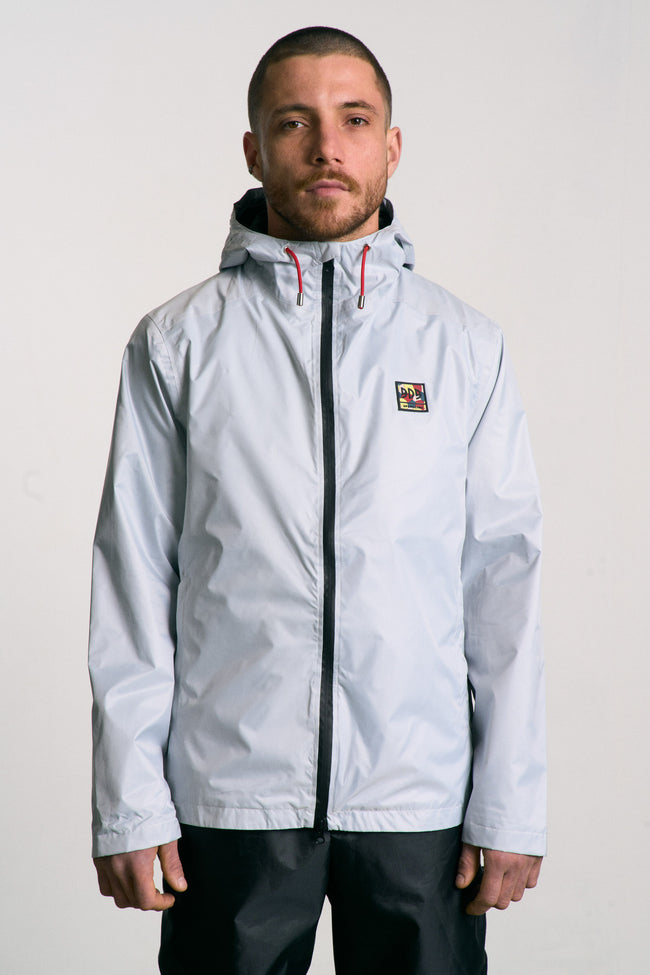 Veste imperméable, légère et résistante, fabriquée en toile de tente upcyclée. Doublure jacquard recyclée. Édition limitée.