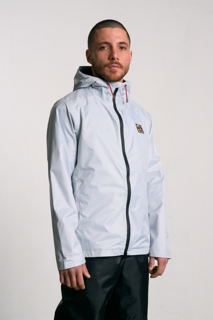 Veste imperméable, légère et résistante, fabriquée en toile de tente upcyclée. Doublure jacquard recyclée. Édition limitée.