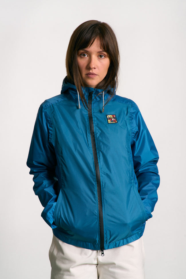 Veste imperméable, légère et résistante, fabriquée en toile de tente upcyclée. Doublure jacquard recyclée. Édition limitée.