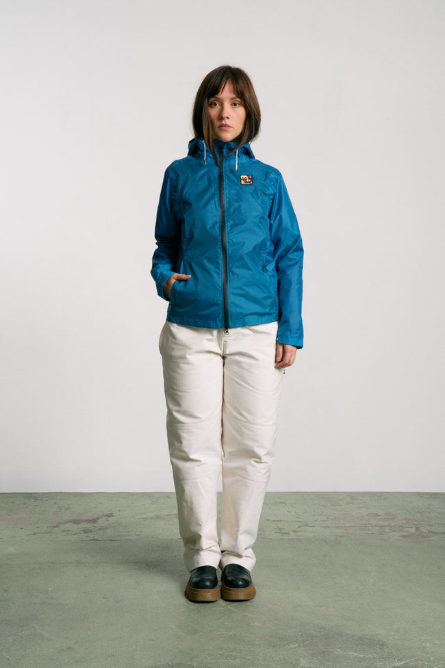 Veste imperméable, légère et résistante, fabriquée en toile de tente upcyclée. Doublure jacquard recyclée. Édition limitée.