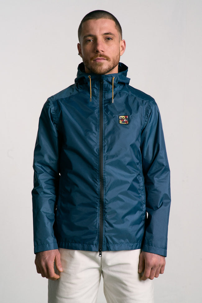 Veste imperméable, légère et résistante, fabriquée en toile de tente upcyclée. Doublure jacquard recyclée. Édition limitée.