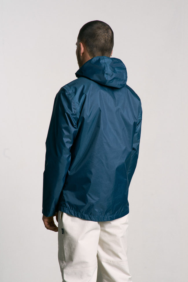 Veste imperméable, légère et résistante, fabriquée en toile de tente upcyclée. Doublure jacquard recyclée. Édition limitée.