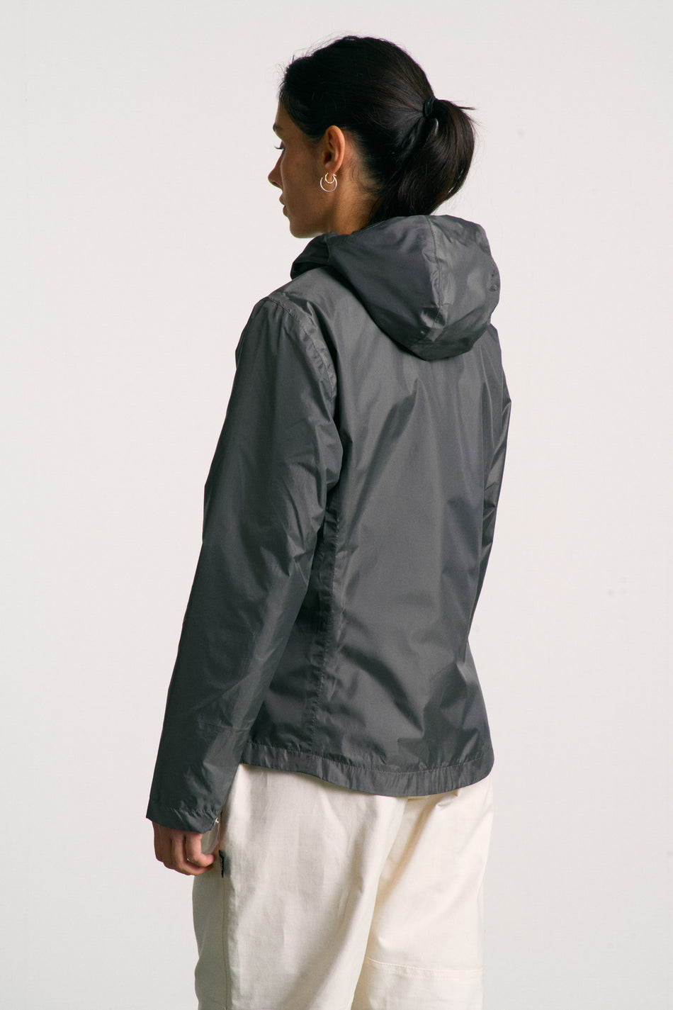 Veste imperméable, légère et résistante, fabriquée en toile de tente upcyclée. Doublure jacquard recyclée. Édition limitée.