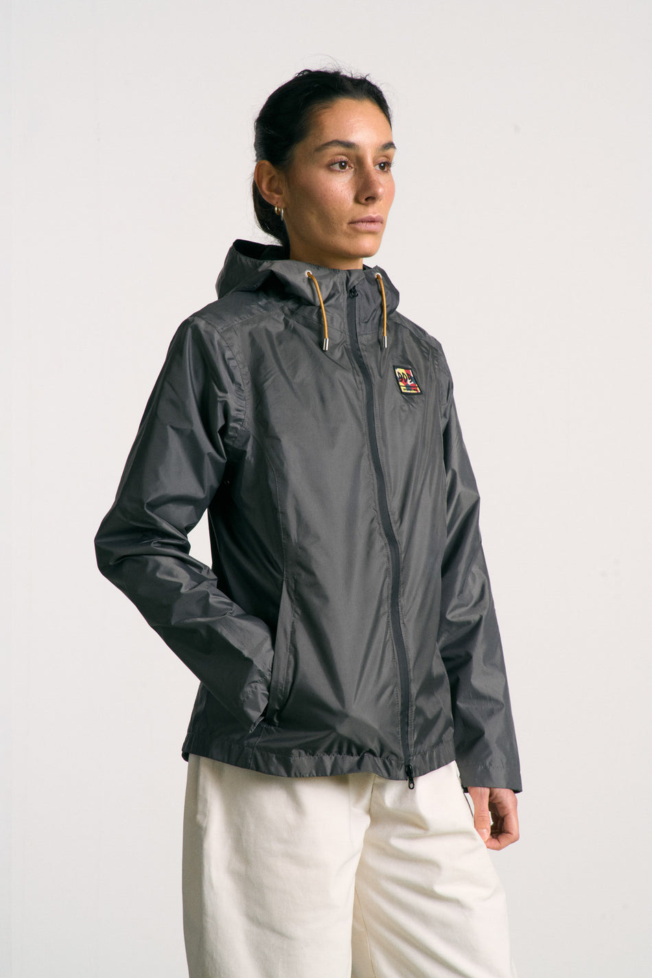 Veste imperméable, légère et résistante, fabriquée en toile de tente upcyclée. Doublure jacquard recyclée. Édition limitée.