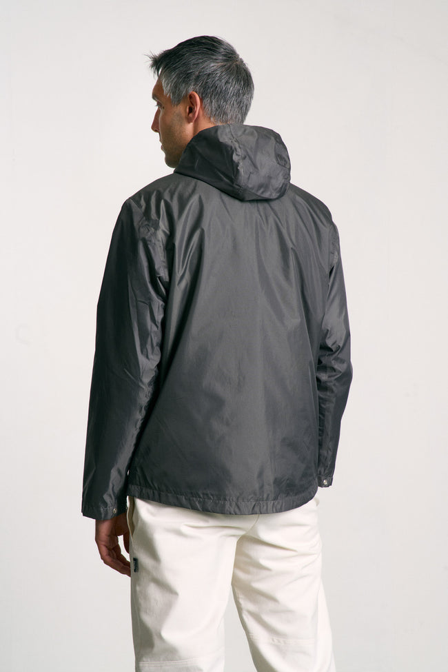 Veste imperméable, légère et résistante, fabriquée en toile de tente upcyclée. Doublure jacquard recyclée. Édition limitée.