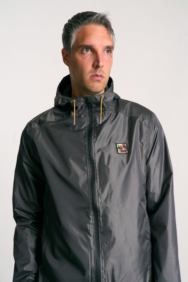 Veste imperméable, légère et résistante, fabriquée en toile de tente upcyclée. Doublure jacquard recyclée. Édition limitée.