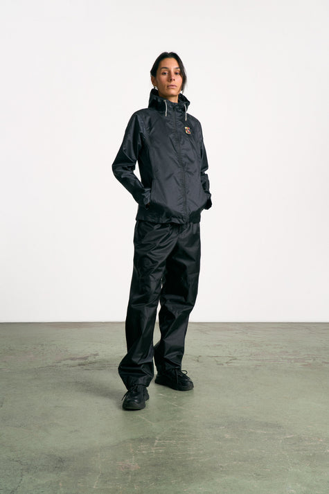 Veste imperméable, légère et résistante, fabriquée en toile de tente professionnelle upcyclée. Doublure jacquard recyclée. Édition limitée.