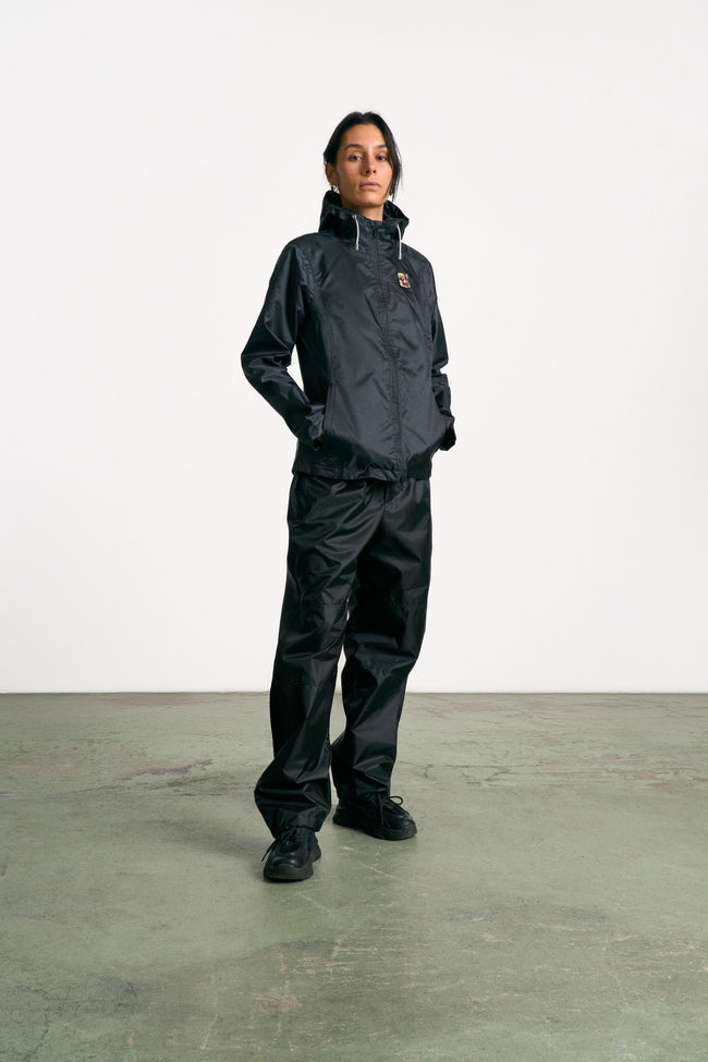 Veste imperméable, légère et résistante, fabriquée en toile de tente professionnelle upcyclée. Doublure jacquard recyclée. Édition limitée.