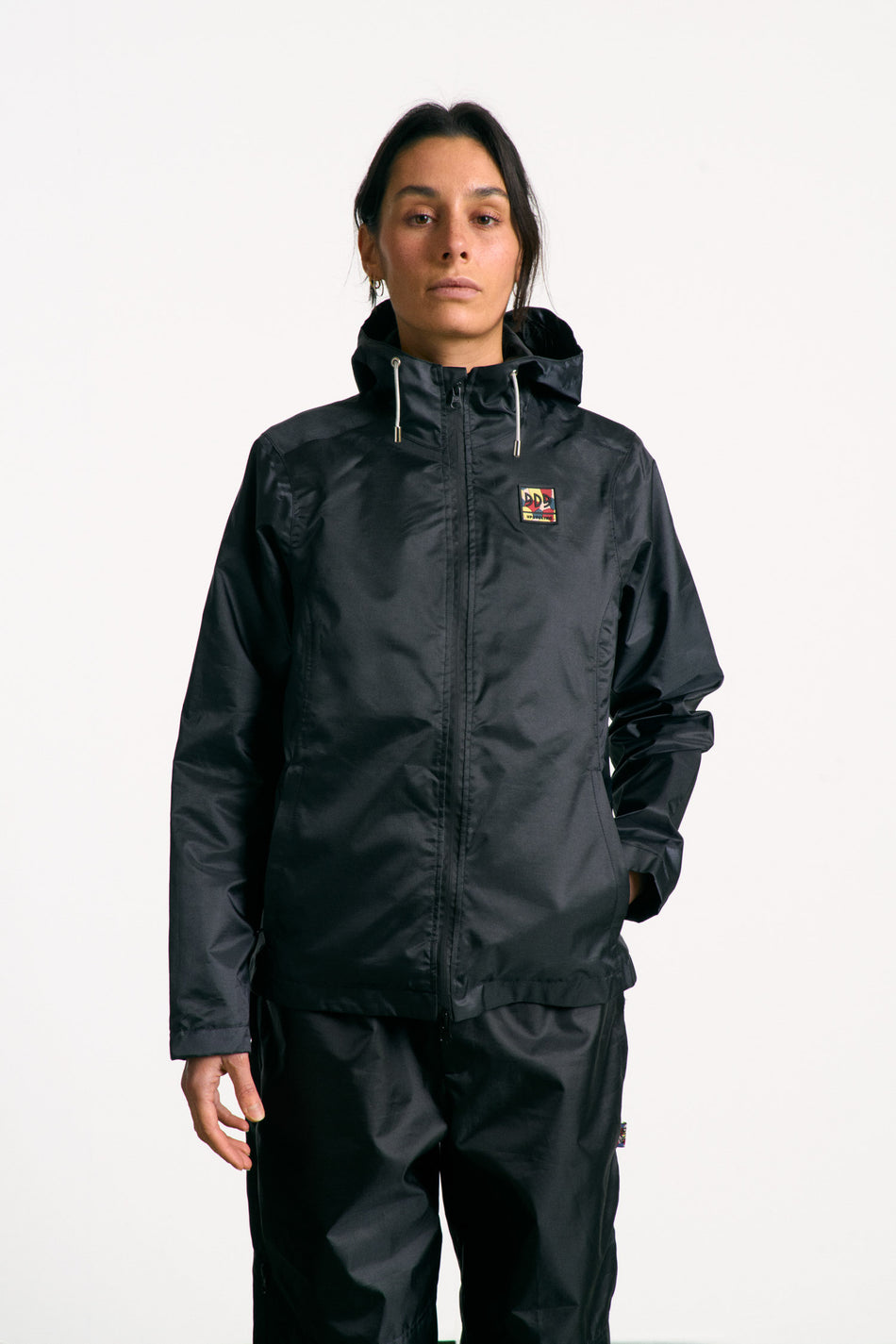 Veste imperméable, légère et résistante, fabriquée en toile de tente professionnelle upcyclée. Doublure jacquard recyclée. Édition limitée.
