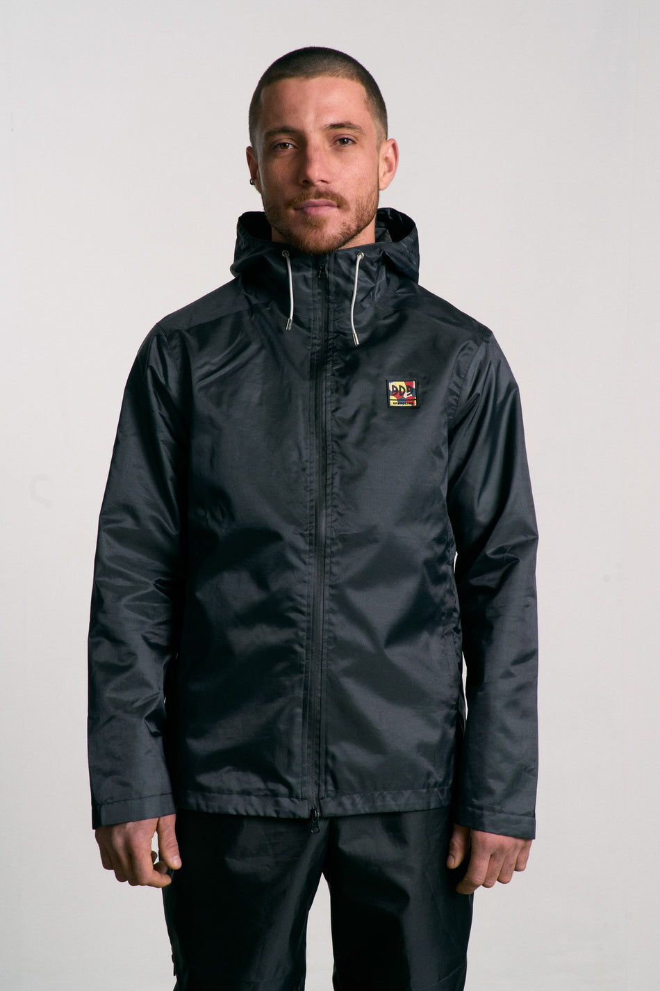Veste imperméable, légère et résistante, fabriquée en toile de tente professionnelle upcyclée. Doublure jacquard recyclée. Édition limitée.