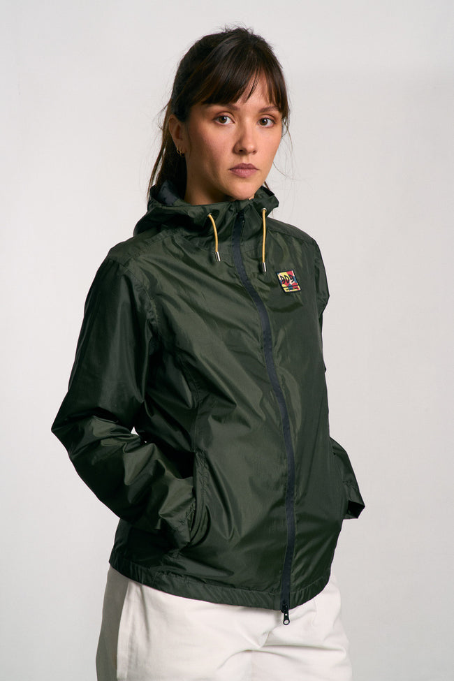 Veste imperméable, légère et résistante, fabriquée en toile de tente upcyclée. Doublure jacquard recyclée. Édition limitée.