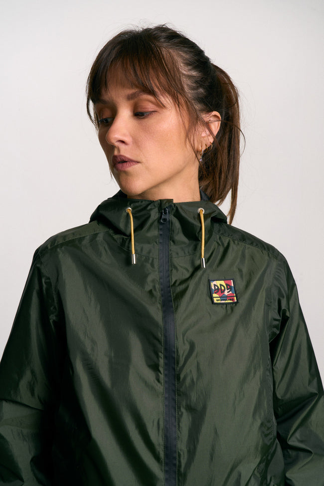 Veste imperméable, légère et résistante, fabriquée en toile de tente upcyclée. Doublure jacquard recyclée. Édition limitée.