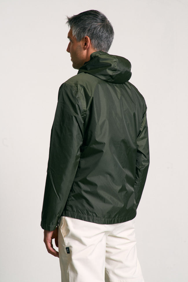 Veste imperméable, légère et résistante, fabriquée en toile de tente upcyclée. Doublure jacquard recyclée. Édition limitée.