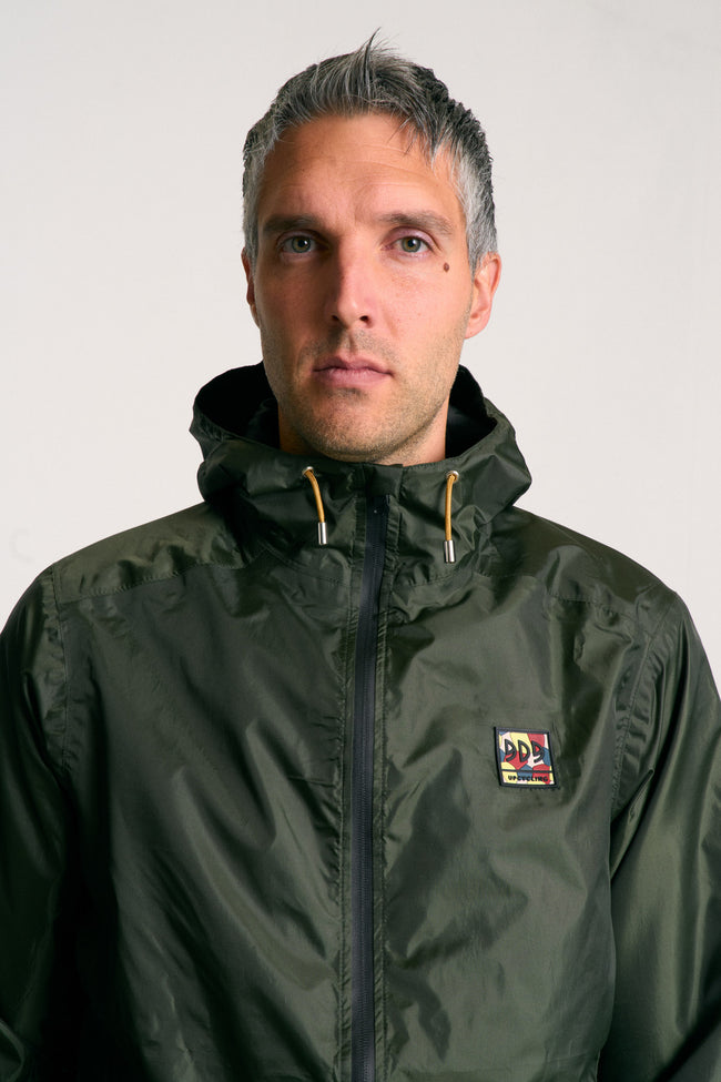 Veste imperméable, légère et résistante, fabriquée en toile de tente upcyclée. Doublure jacquard recyclée. Édition limitée.