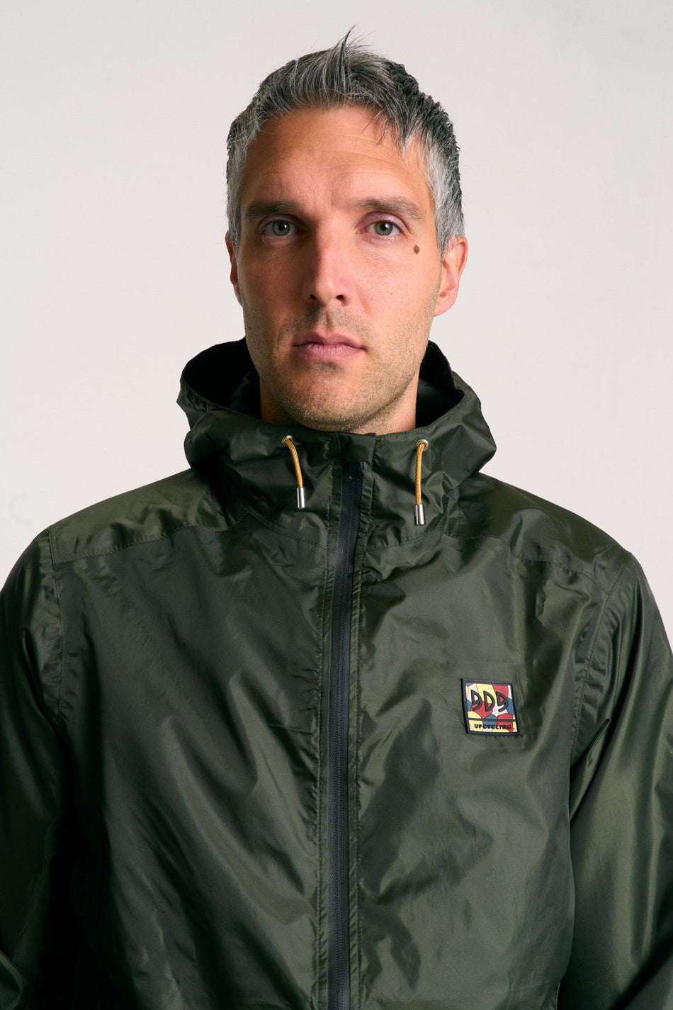 Veste imperméable, légère et résistante, fabriquée en toile de tente upcyclée. Doublure jacquard recyclée. Édition limitée.