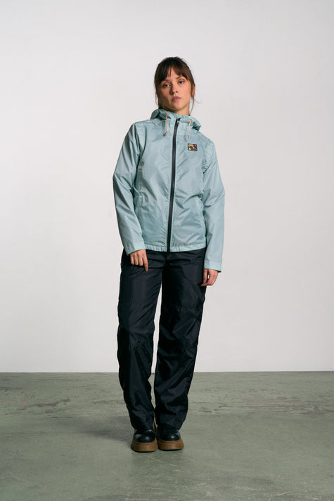 Veste imperméable, légère et résistante, fabriquée en toile de tente upcyclée. Doublure jacquard recyclée. Édition limitée.