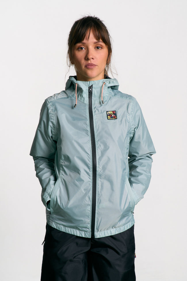 Veste imperméable, légère et résistante, fabriquée en toile de tente upcyclée. Doublure jacquard recyclée. Édition limitée.